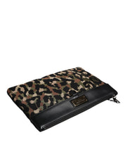 Färgsprakande leopardmönstrad väska i jacquard med logoplack.