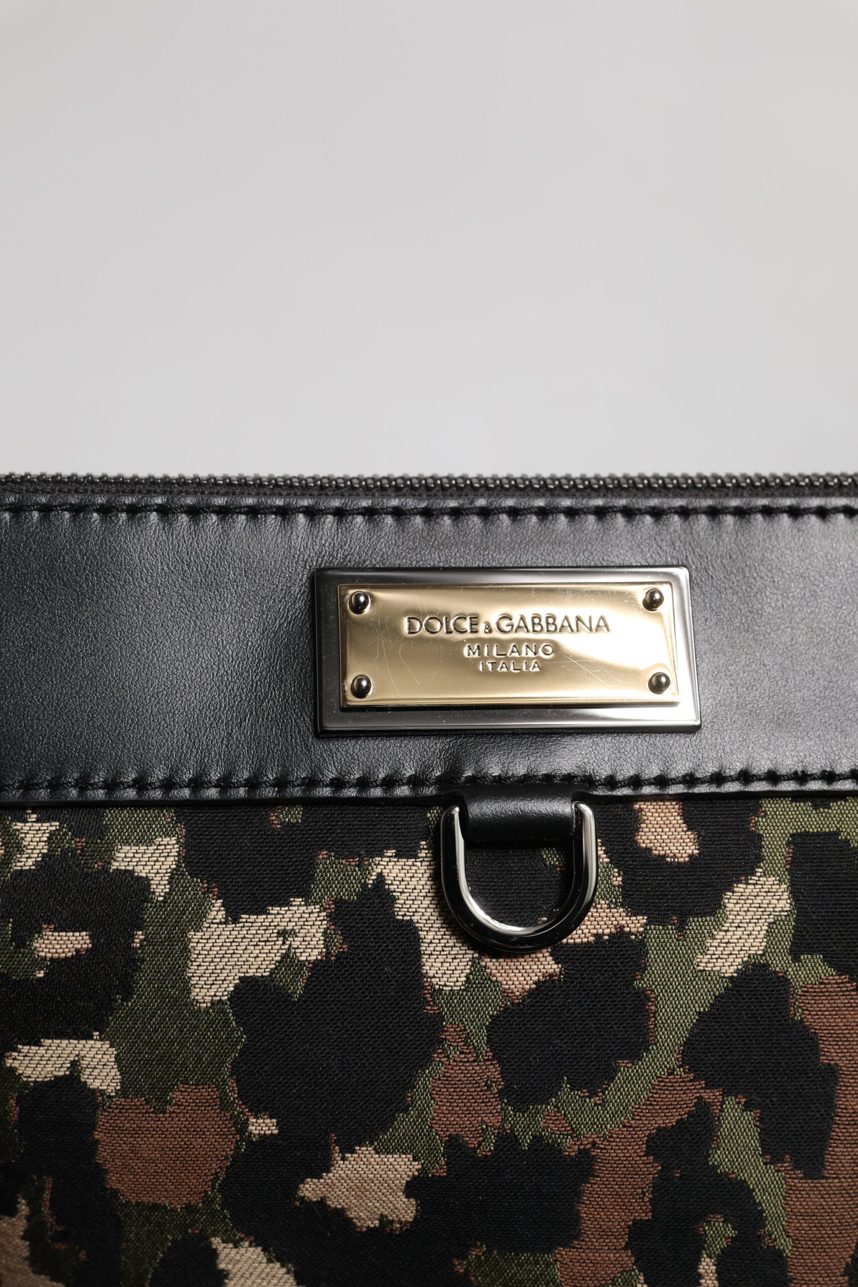 Färgsprakande leopardmönstrad väska i jacquard med logoplack.