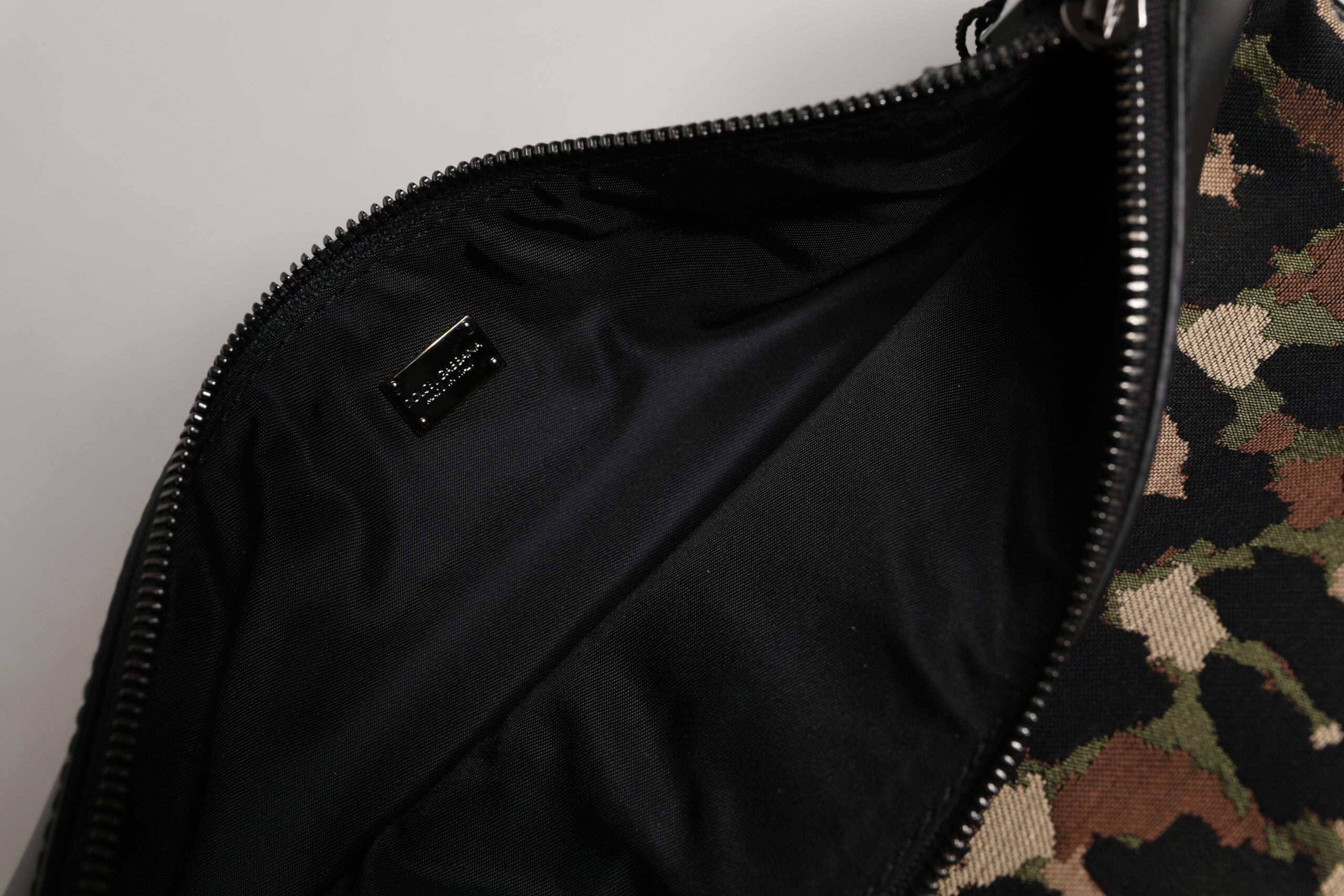 Färgsprakande leopardmönstrad väska i jacquard med logoplack.