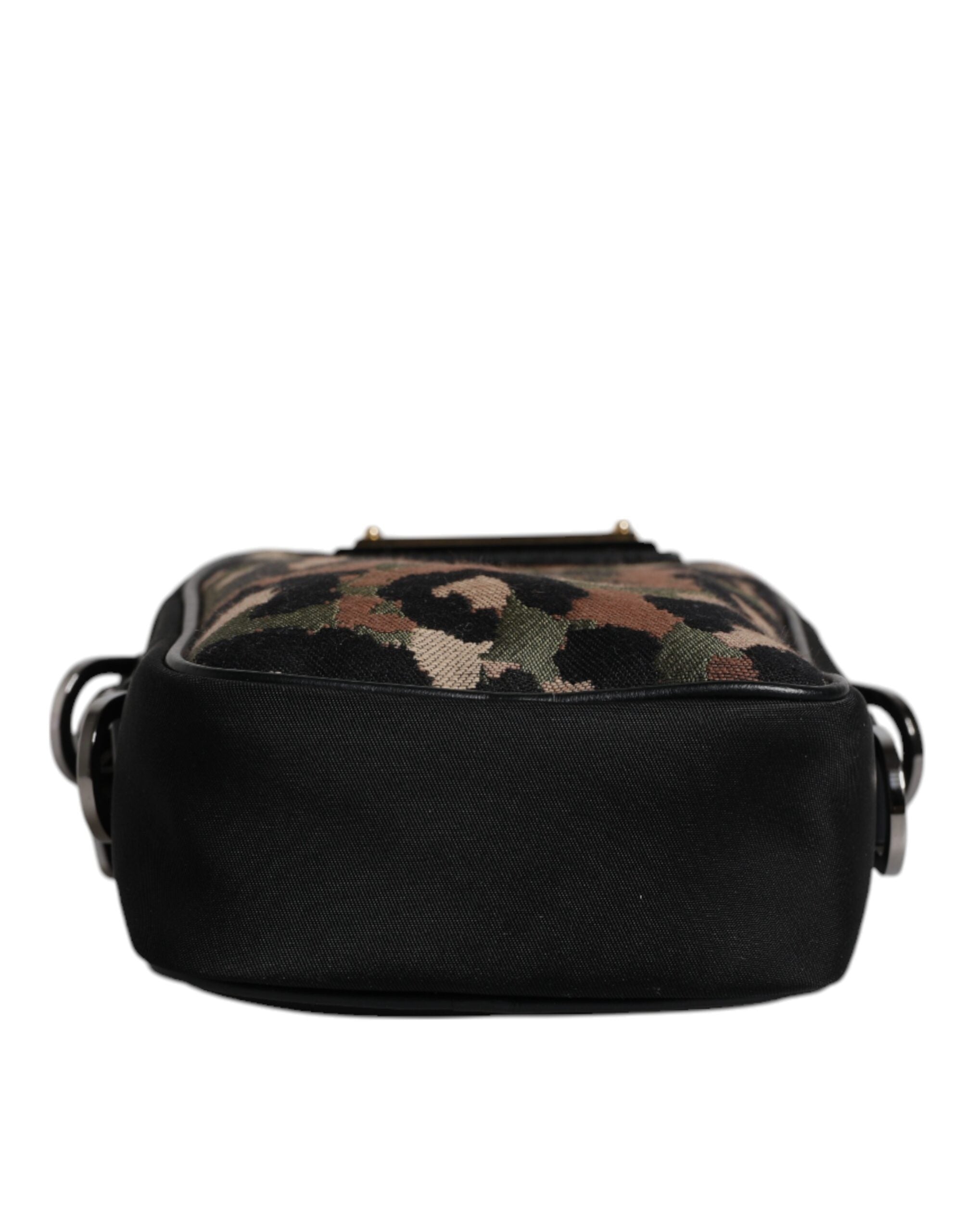 Flerfärgad leopardjacquardväska med logoplack och halsrem