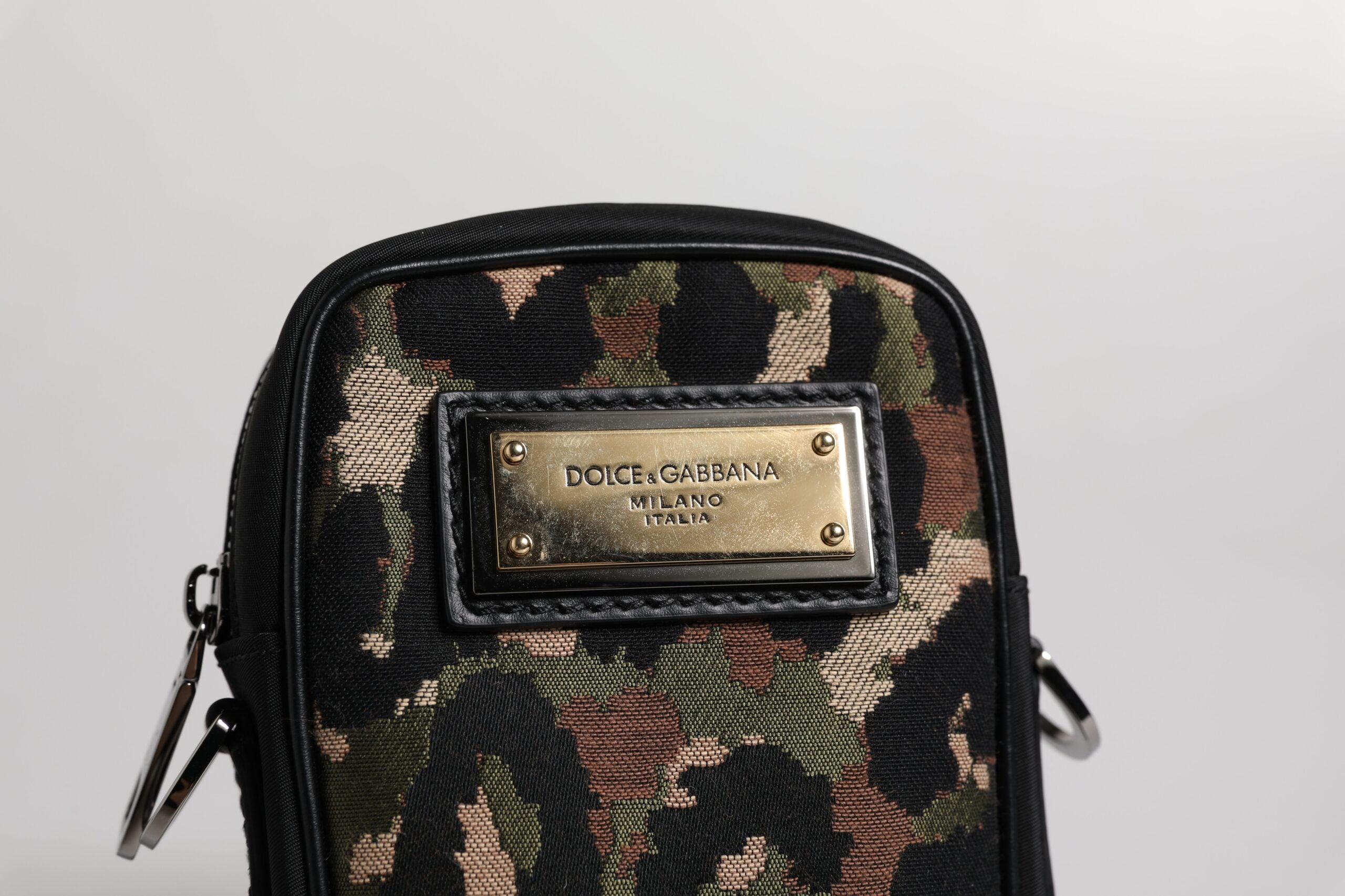 Flerfärgad leopardjacquardväska med logoplack och halsrem