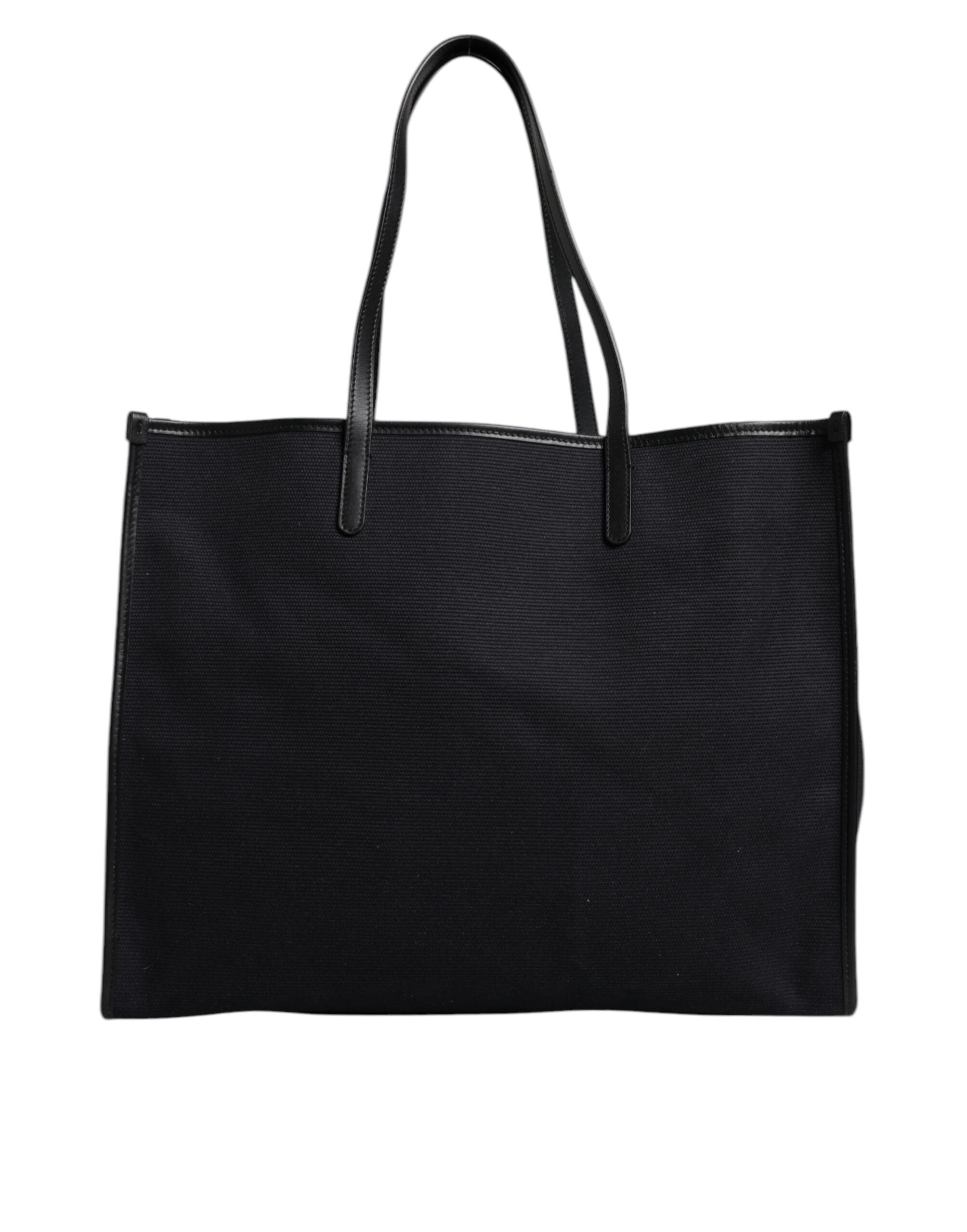 Shoppingväska med flerfärgat grafiskt tryck och handtag.