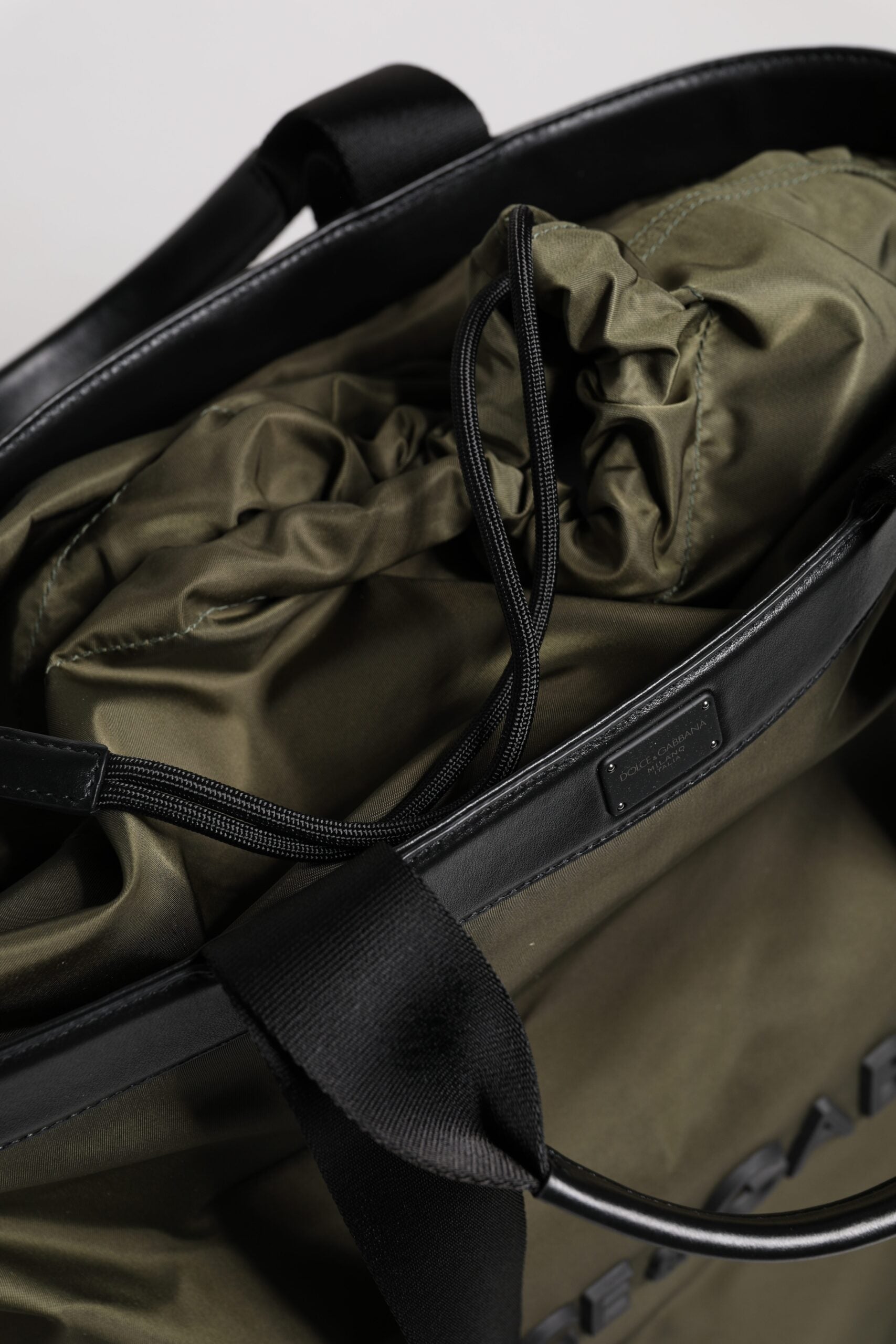 Axelremsväska i militärgrön nylon