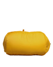 Gul-orange nylonväska med logoplack, för hand eller axel, med stor kapacitet.