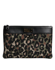 Färgsprakande leopardmönstrad väska i jacquard med logoplack.
