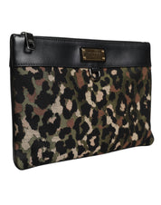 Färgsprakande leopardmönstrad väska i jacquard med logoplack.