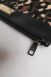 Färgsprakande leopardmönstrad väska i jacquard med logoplack.