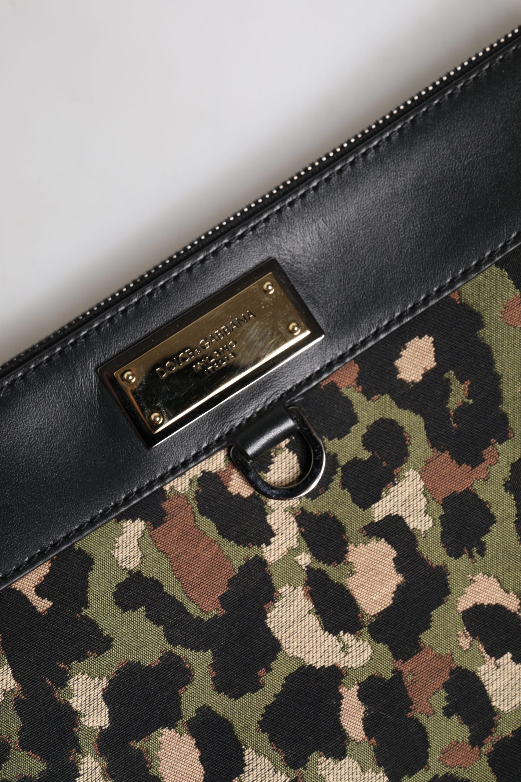 Färgsprakande leopardmönstrad väska i jacquard med logoplack.