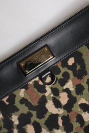 Färgsprakande leopardmönstrad väska i jacquard med logoplack.