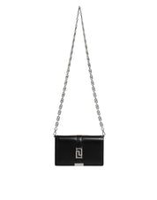Svart läderhandväska i kalvskinn med kedjeband, för att bära över axeln eller som crossbody-väska.