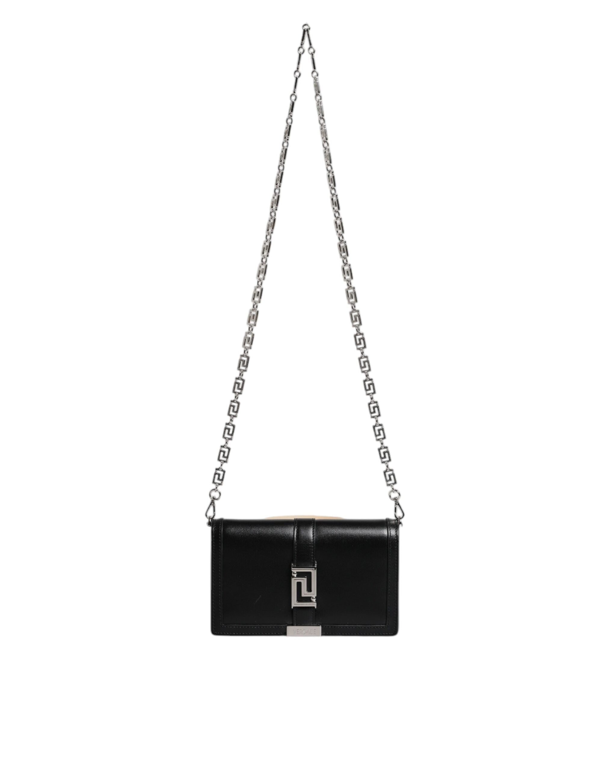 Svart läderhandväska i kalvskinn med kedjeband, för att bära över axeln eller som crossbody-väska.
