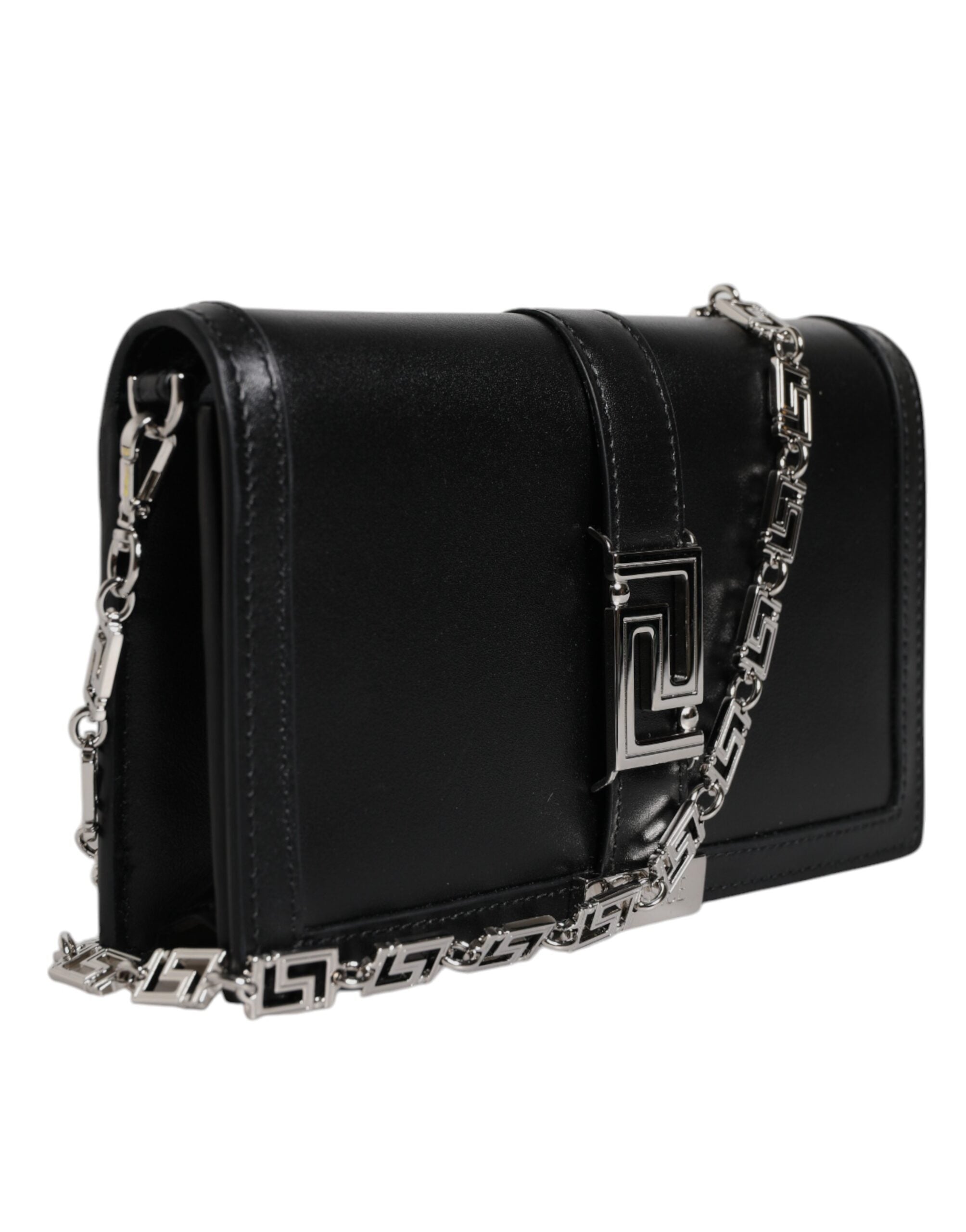 Svart läderhandväska i kalvskinn med kedjeband, för att bära över axeln eller som crossbody-väska.