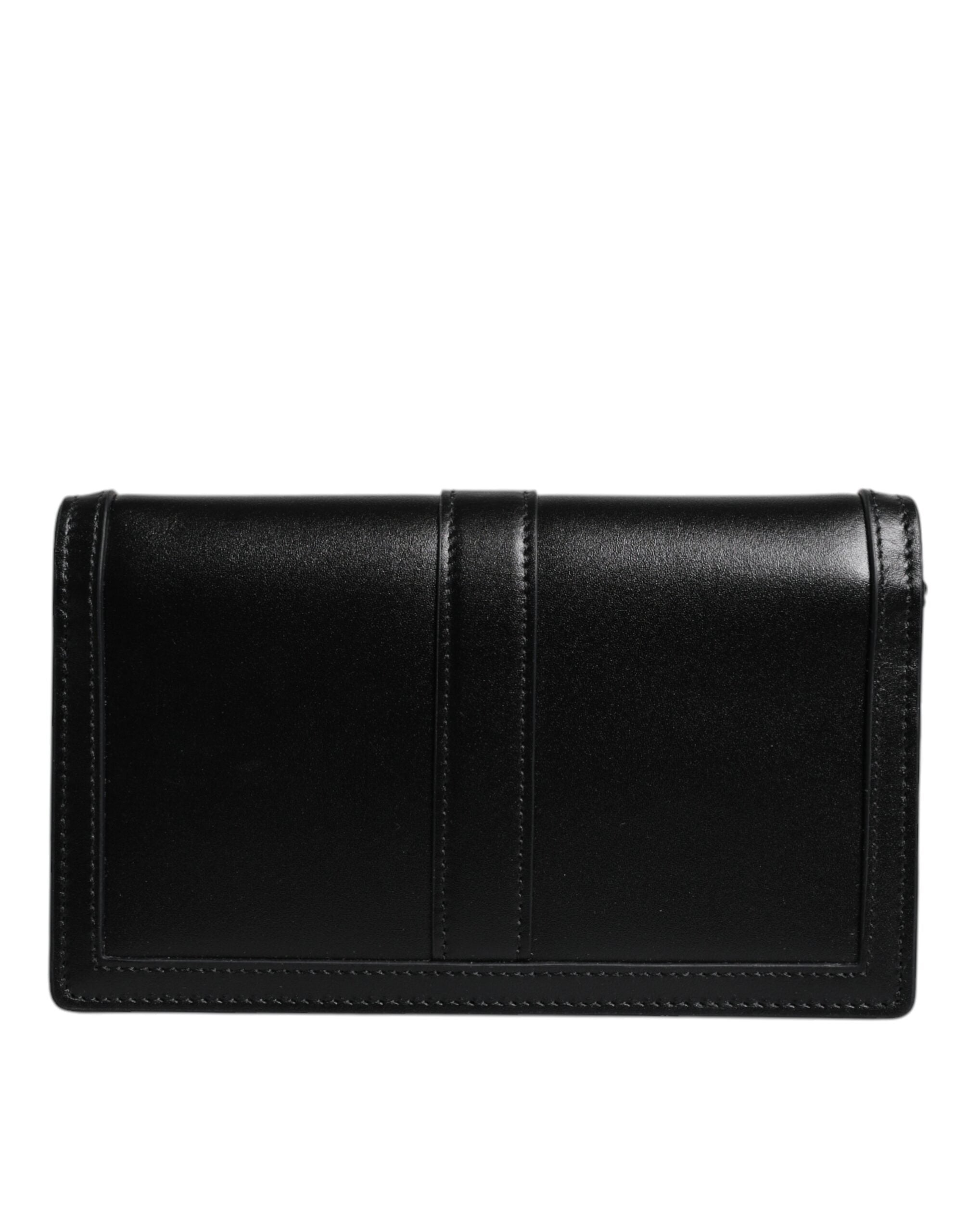 Svart läderhandväska i kalvskinn med kedjeband, för att bära över axeln eller som crossbody-väska.