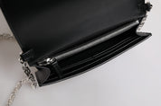 Svart läderhandväska i kalvskinn med kedjeband, för att bära över axeln eller som crossbody-väska.