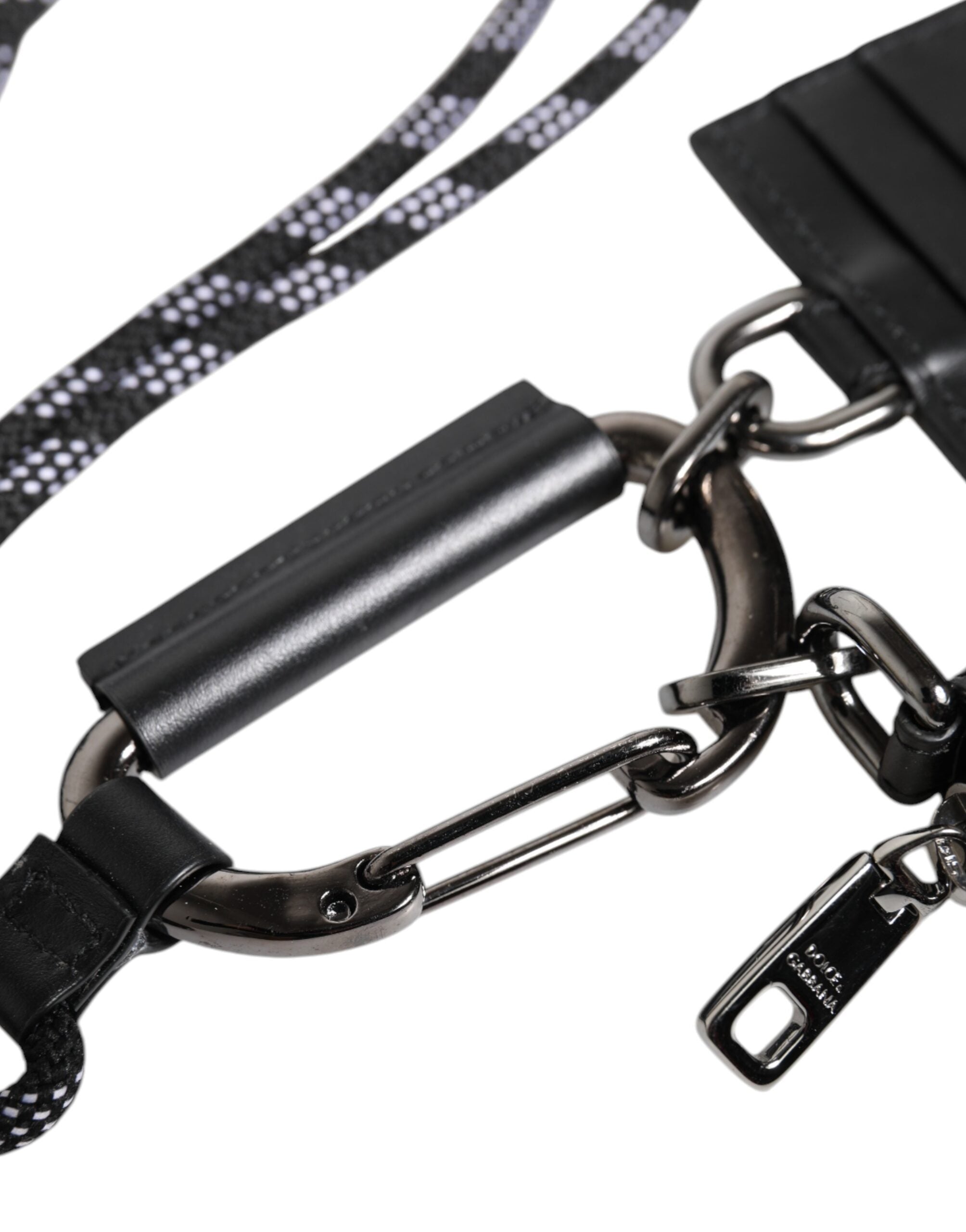 Svart läder kortplånbok med dragkedja och halsband.
