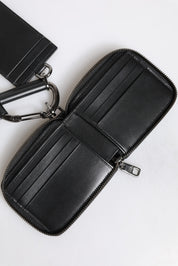 Svart läder kortplånbok med dragkedja och halsband.