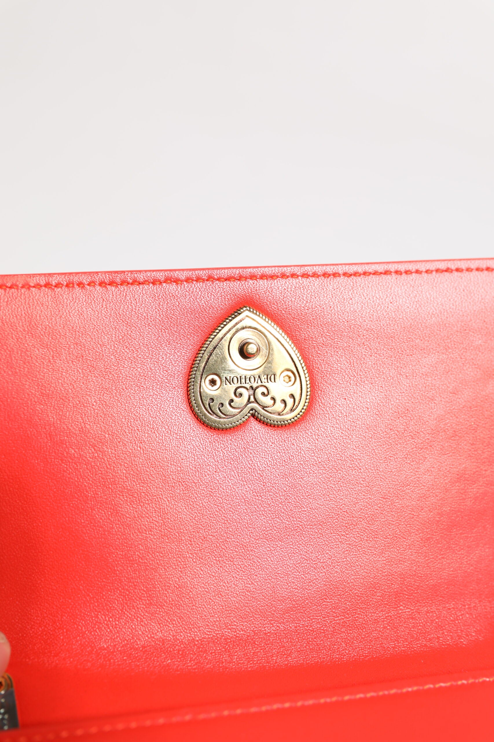 Röd läderfodrade, quiltade Crossbody-mobilfodralväska med Devotion-motiv
