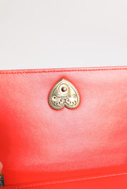 Röd läderfodrade, quiltade Crossbody-mobilfodralväska med Devotion-motiv