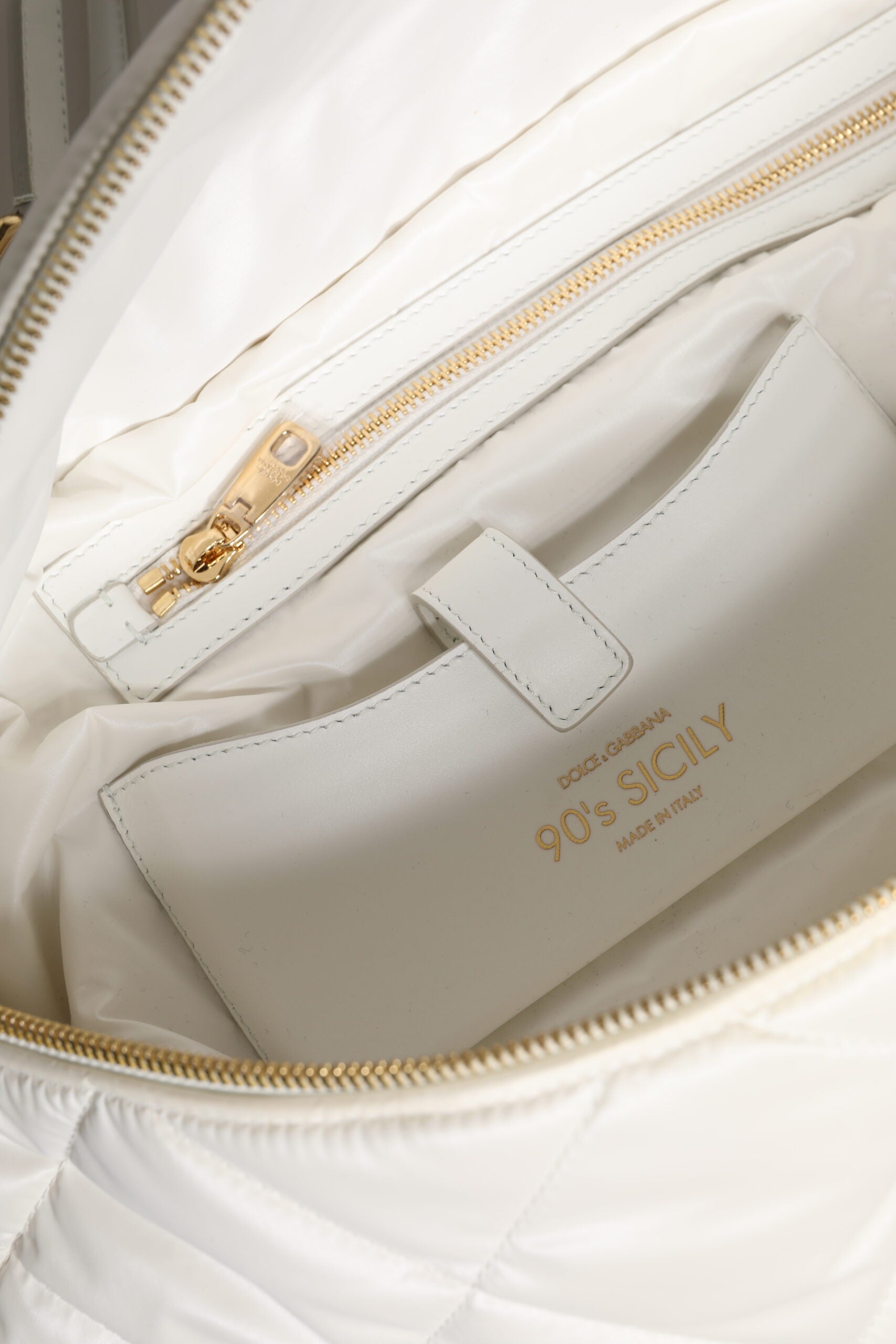 Dolce & Gabbana Vit Quiltad Bältesväska med Logoplatta