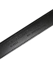 Grön strutsläderbälte med silverfärgad metallspänne