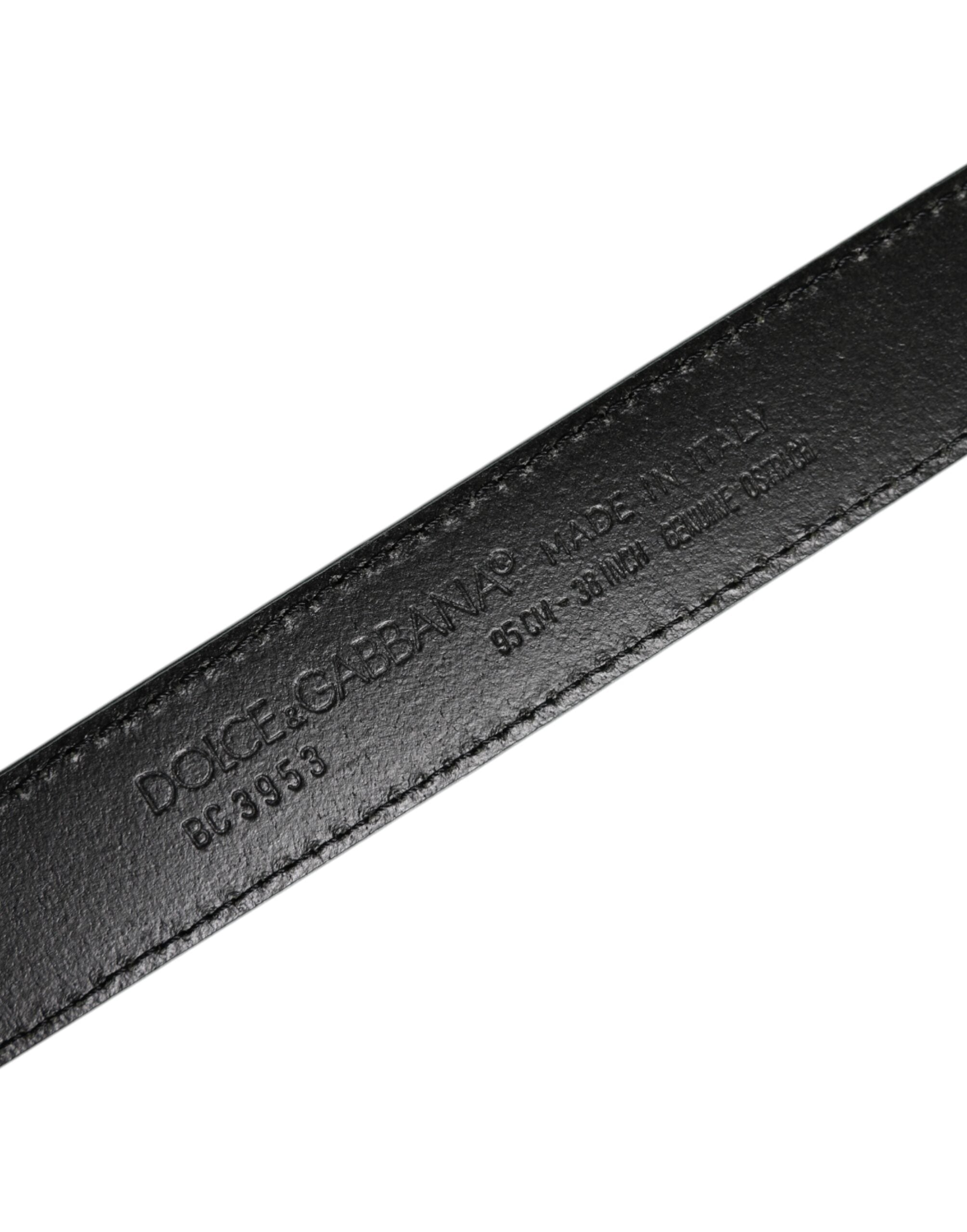 Grön läderbälte med silverfärgad metallspänne