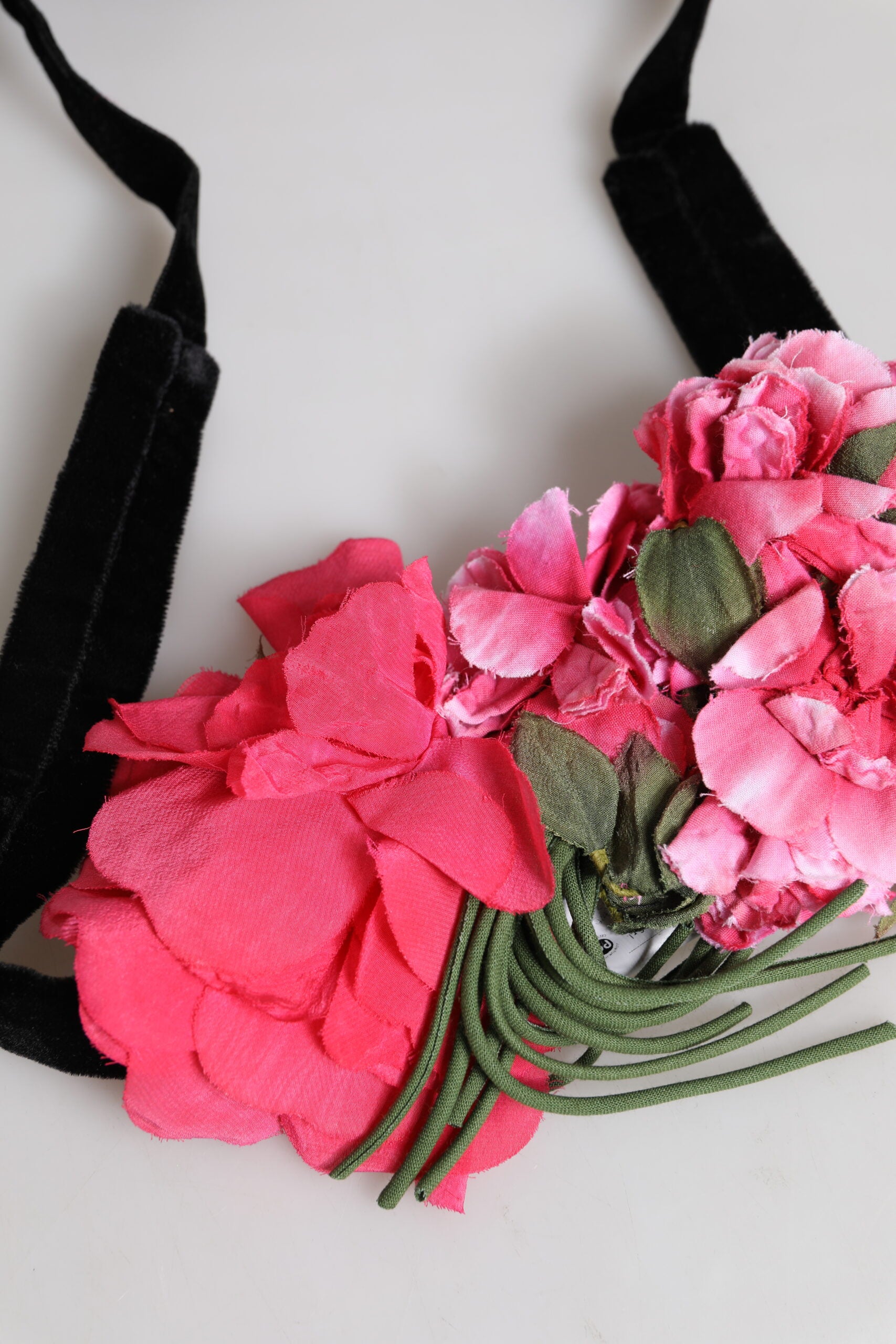 Flerfärgad, blommönstrad, applikerad detalj på bälte med knytband