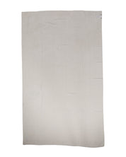 Vit prickig polyestersjal med omlottmönster