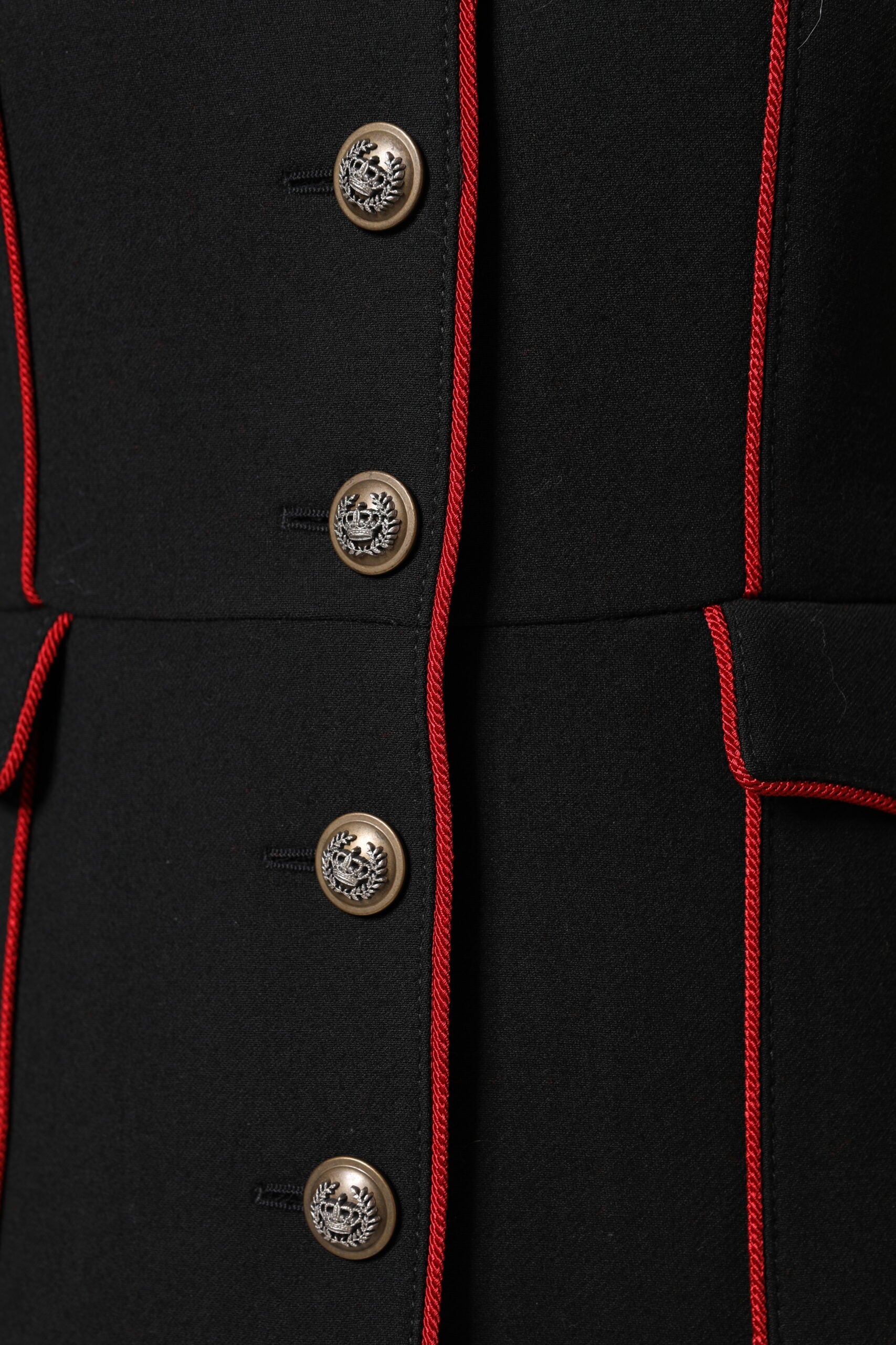 Svarta och vita pumps i läder och tyg med hög klack och CC-logotyp