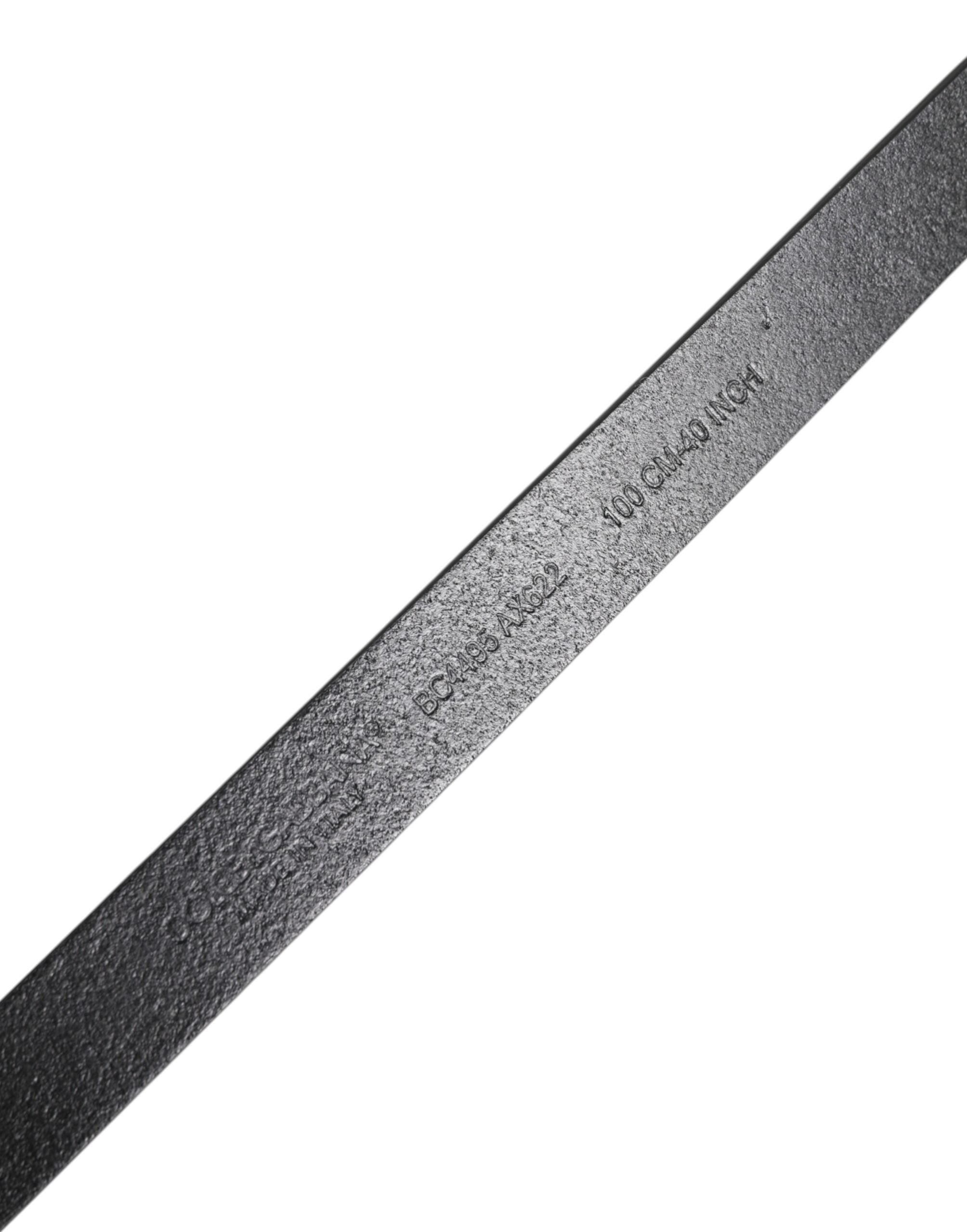 Svart klassisk bälte med guldmetallic-logo och spänne