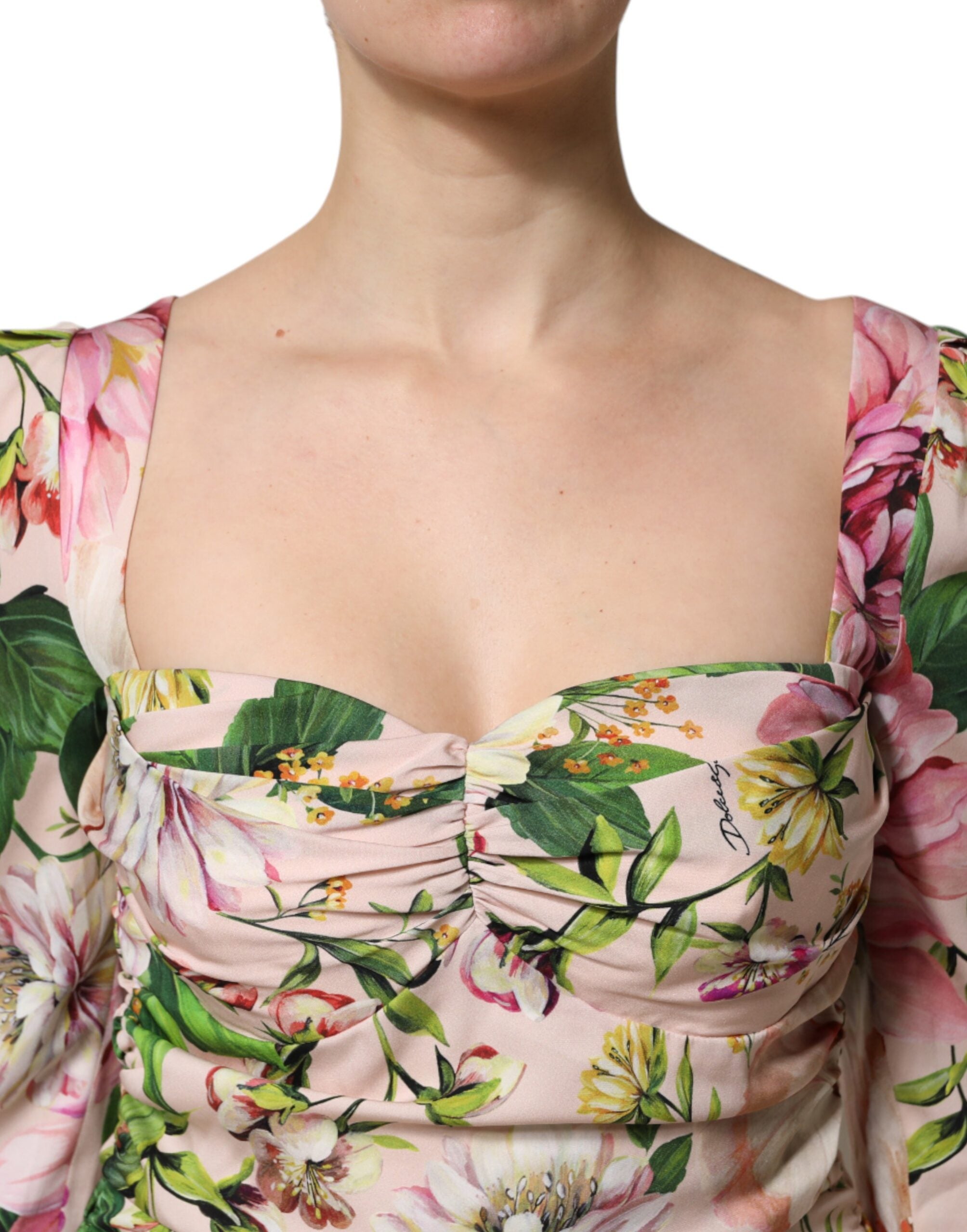 Svart läderväska med hjärtformad juvel och axelrem