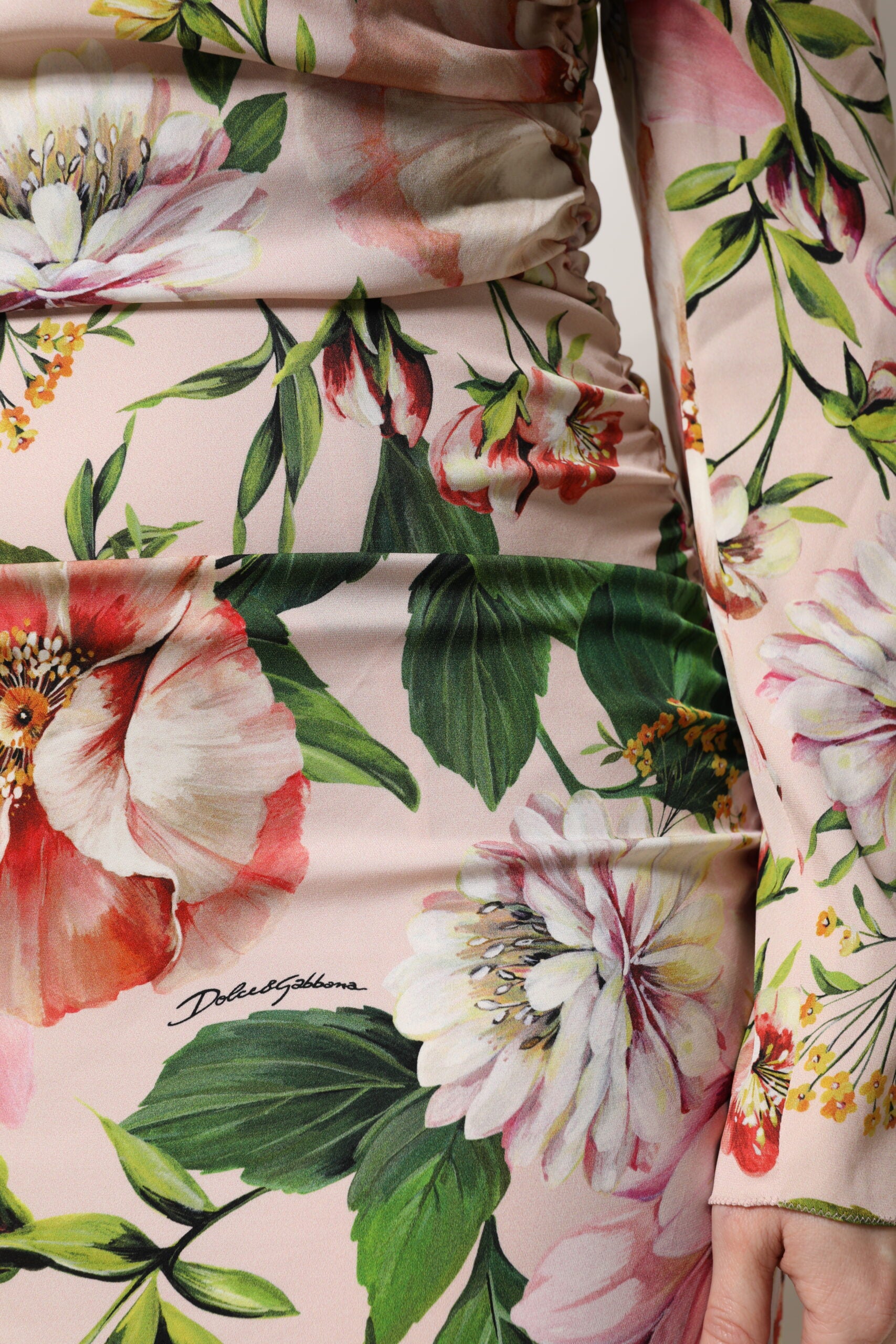 Svart läderväska med hjärtformad juvel och axelrem