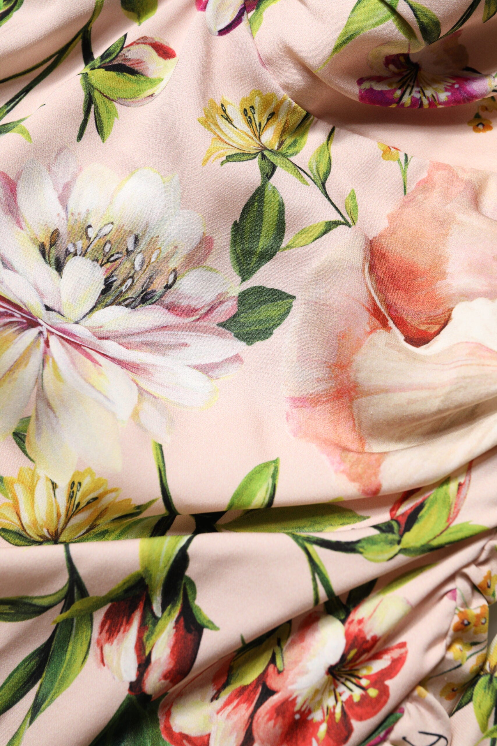 Svart läderväska med hjärtformad juvel och axelrem