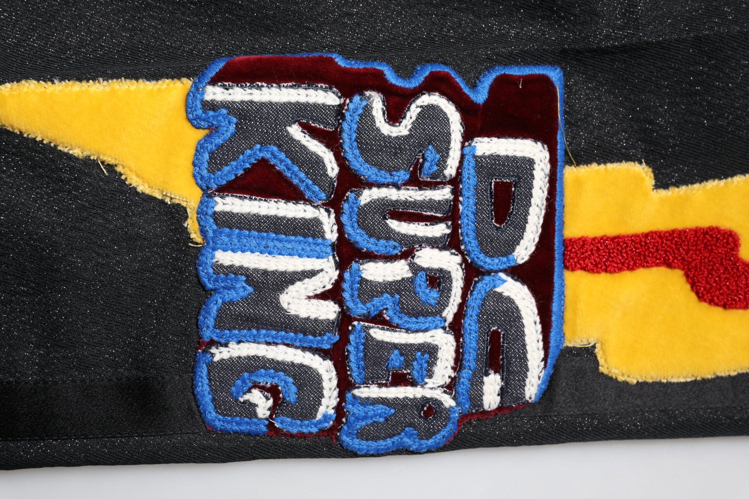 Svarta pumps i läder med hög klack och hästbettsdetaljer