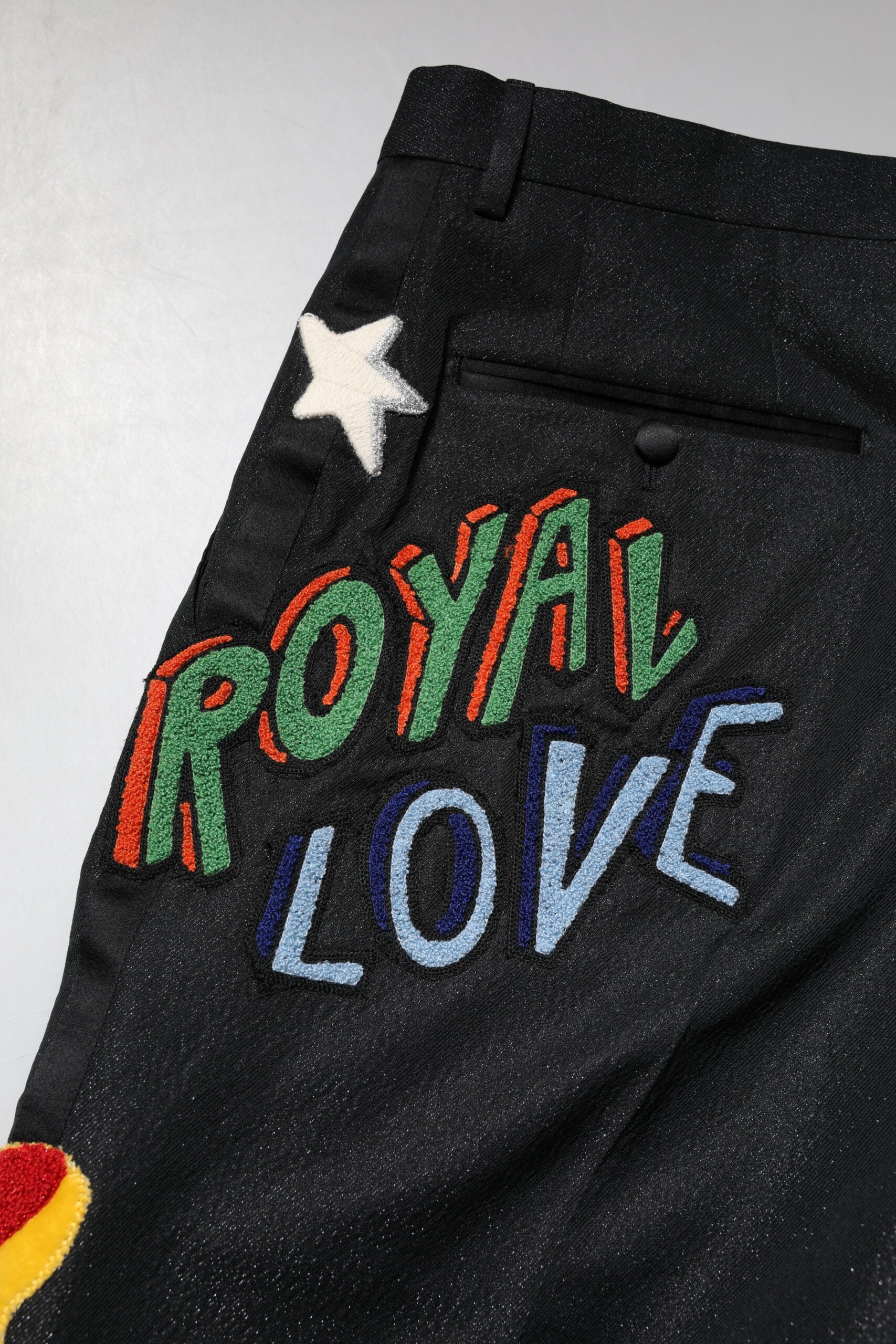 Svarta pumps i läder med hög klack och hästbettsdetaljer