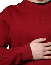 Röd bomullströja med rund hals och präglad logotyp