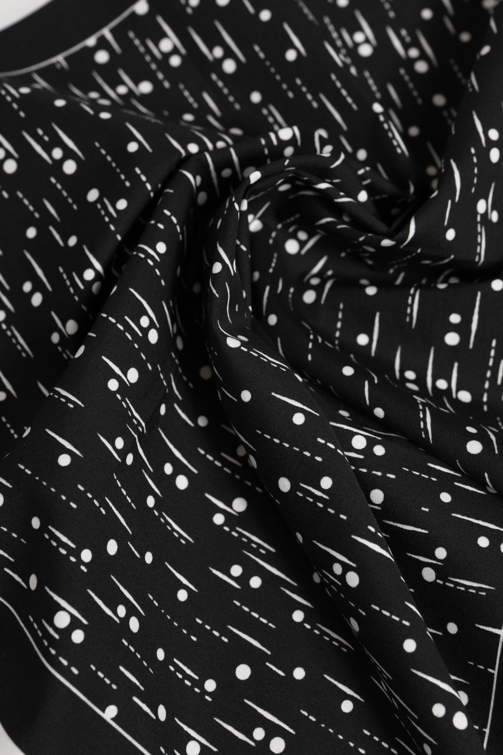 Svartvit bomullsmönstrad halsduk