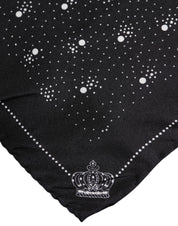 Svartvit sidenhalsduk med logotypdetaljer