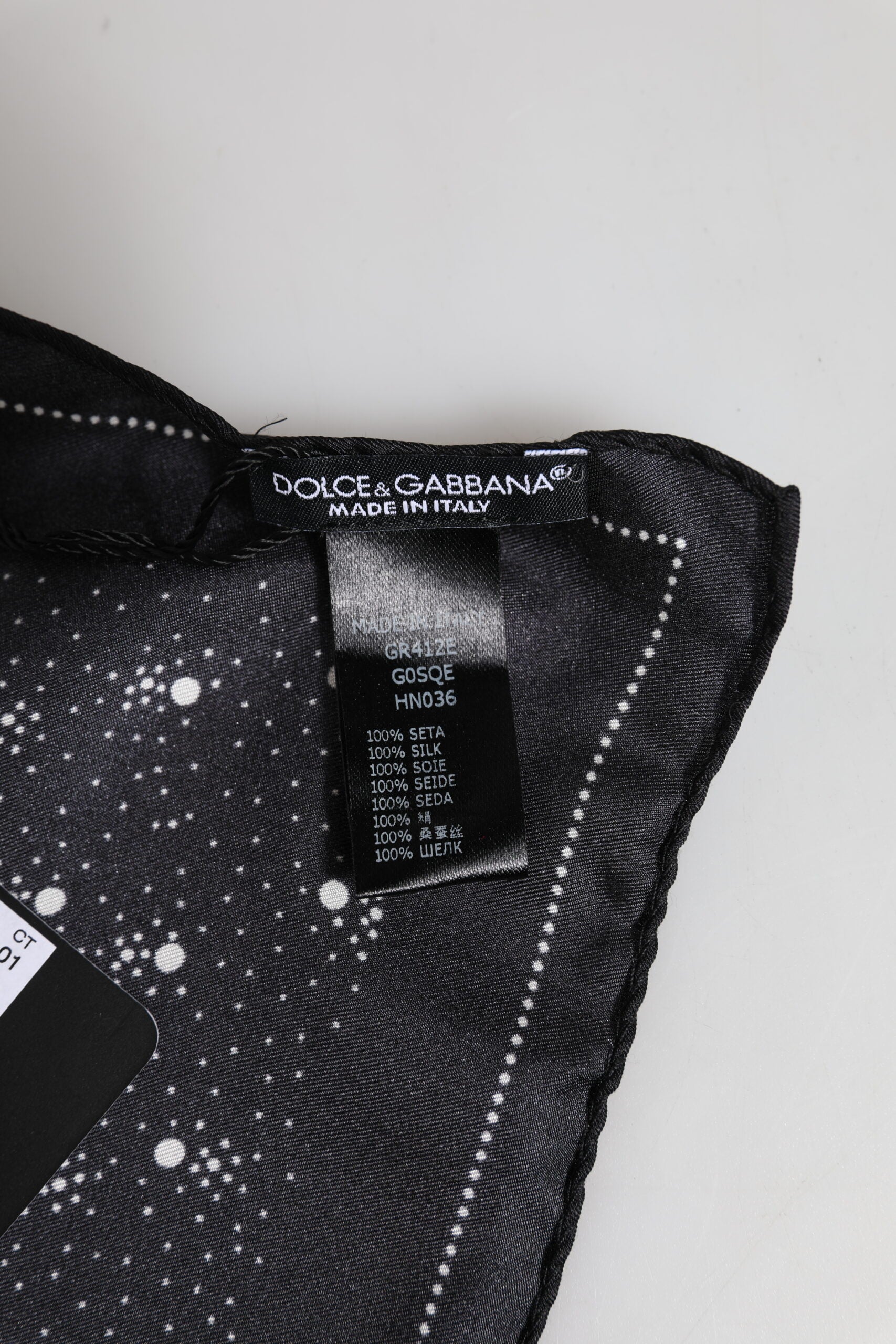 Svartvit sidenhalsduk med logotypdetaljer