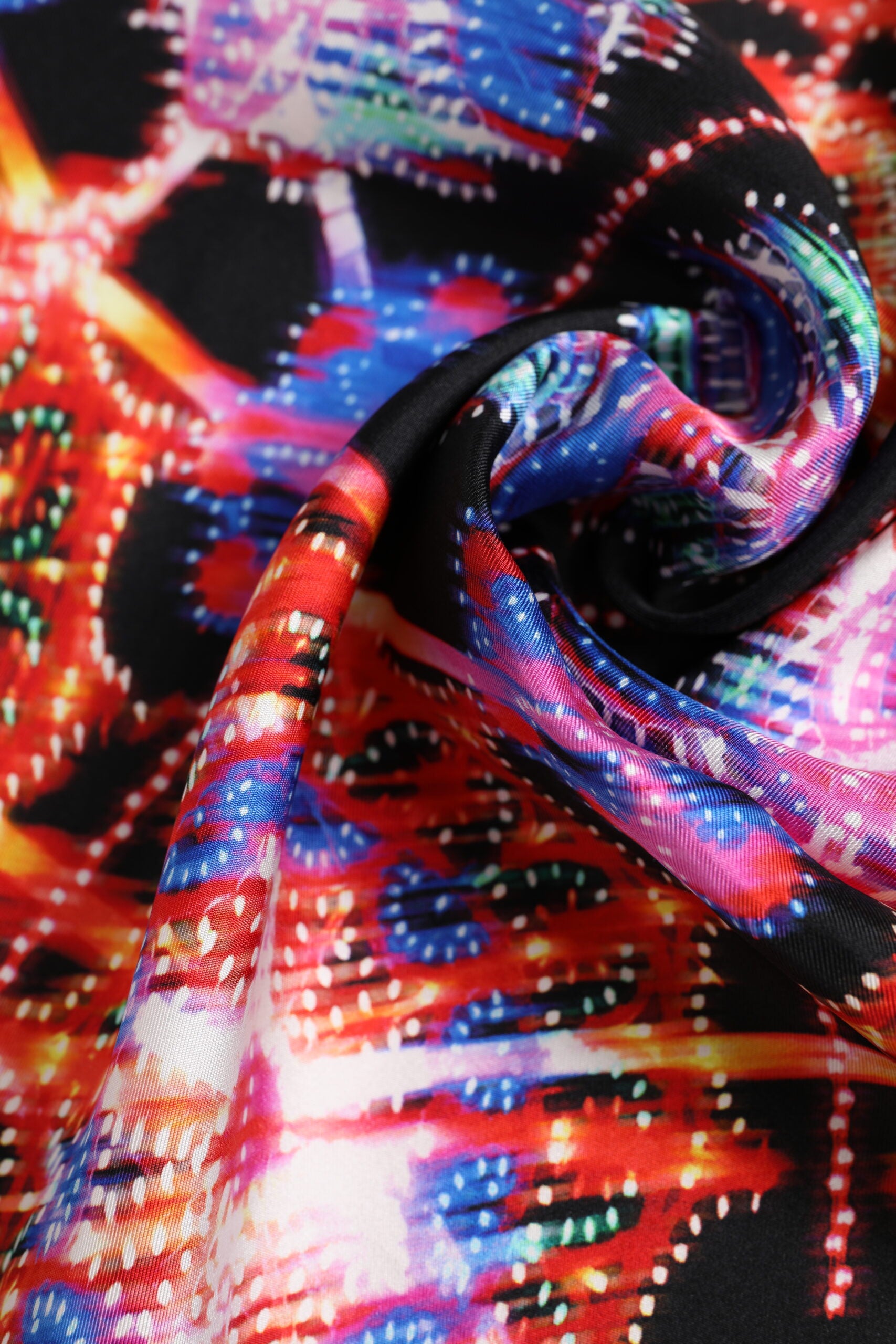 Svart sidenscarf med flerfärgat tryck