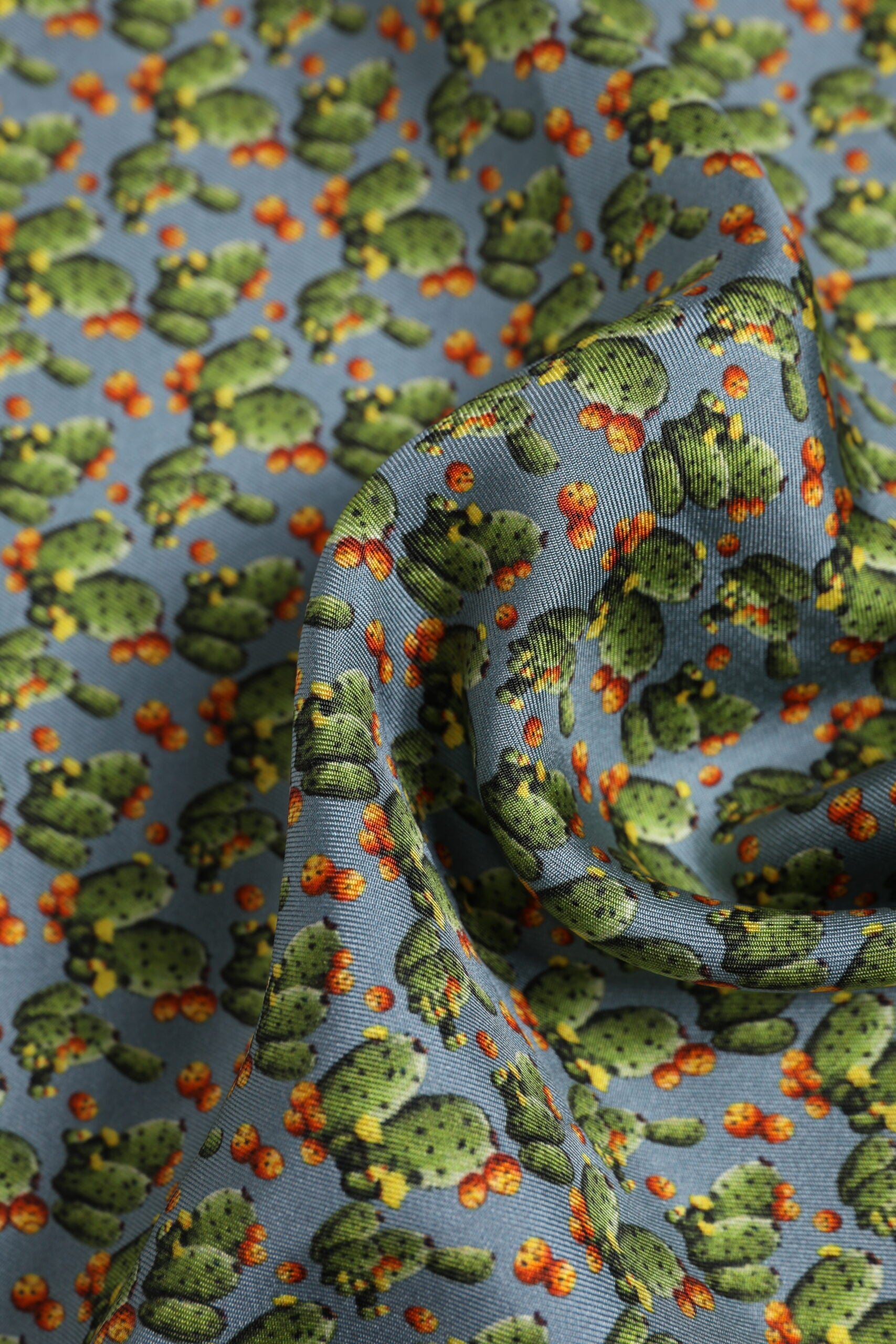 Grå &amp; grön sidenhalsduk med kaktustryck