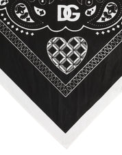 Svartvit bomullshalsduk med logotypdetaljer