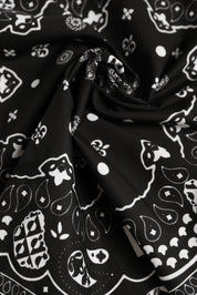 Svartvit bomullshalsduk med logotypdetaljer