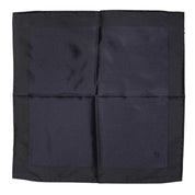 Mörkblå fyrkantig sidenhalsduk med logotypdetaljer