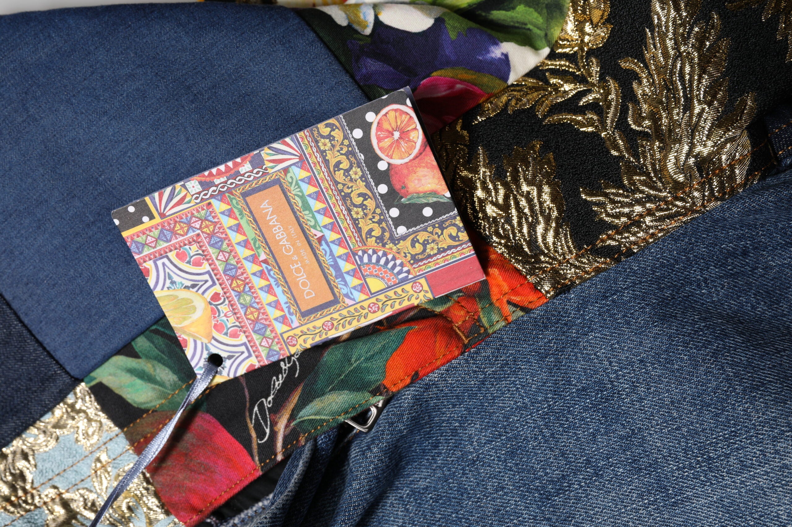 Blå denimjeans med hög midja och lappmönster