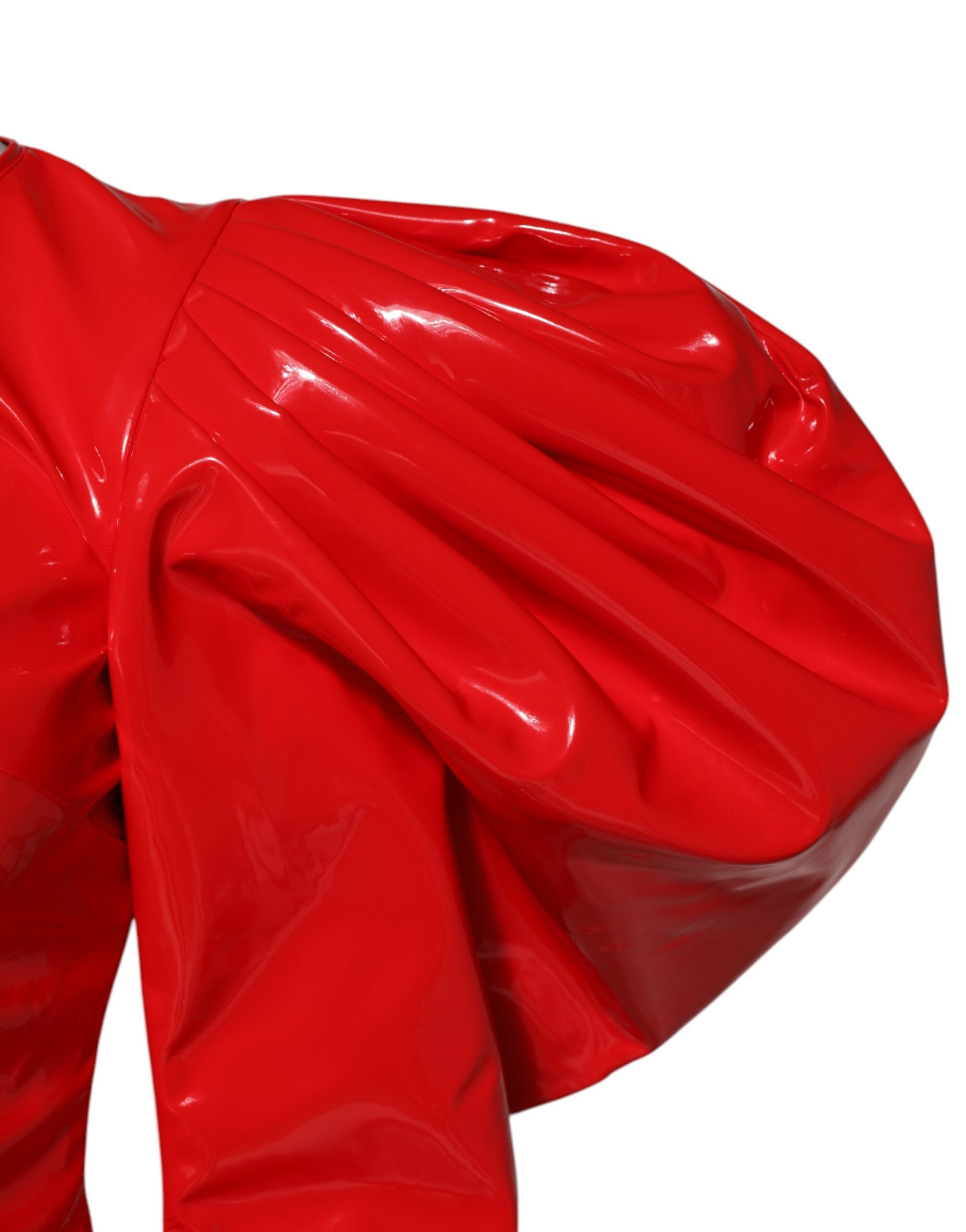 Röd miniklänning i lackskinn med puffärmar