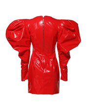 Röd miniklänning i lackskinn med puffärmar