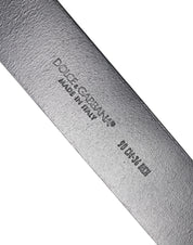 Brun klassisk herrgürtel med guldlogotyp och metallspänne