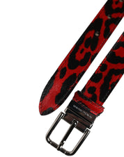 Svartrött leopardbälte i kalvskinnspäls med silverfärgat metallspänne