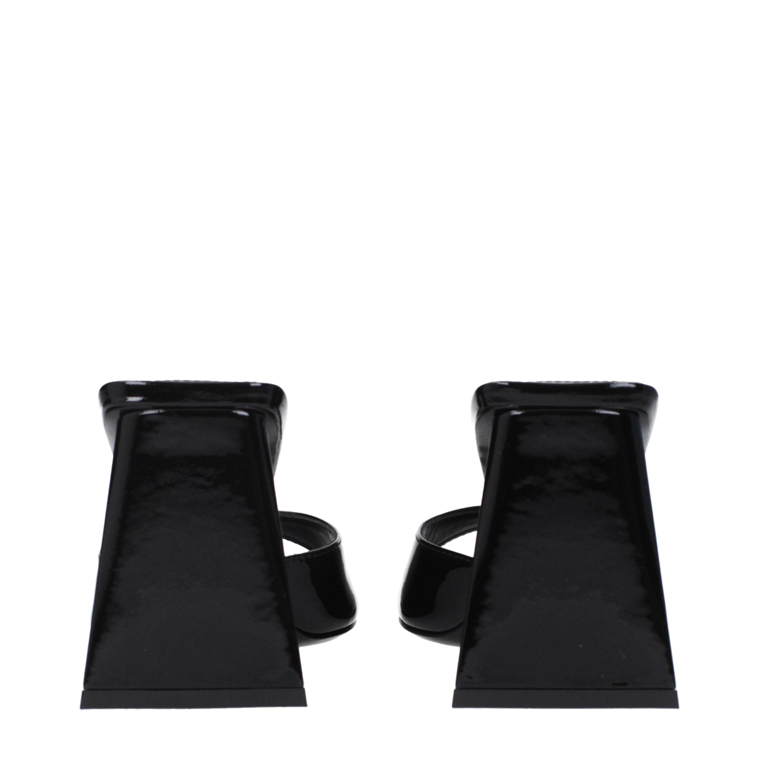 Svarta sandaler med öppen tå och stilettklack i lackskinn