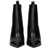 Svarta läderstövlar med spetsig tå